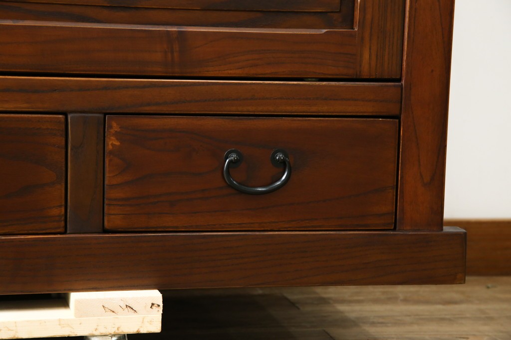 中古　美品　高級品!!　国産職人手造り　タモ材　框組み　上質な和の空間を演出する水屋箪笥サイドボード(食器棚、収納棚、戸棚、茶箪笥、サイドキャビネット、店舗什器)(R-071787)