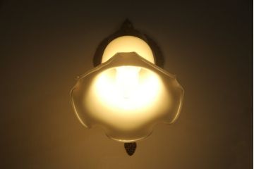 中古　美品!!　明和産業　アンティーク調　エレガントな空間を演出する陶器と真鍮製のウォールランプ(壁掛け照明、壁付け照明、ウォールライト)(R-071790)