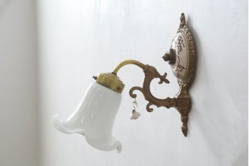 中古　美品!!　明和産業　アンティーク調　エレガントな空間を演出する陶器と真鍮製のウォールランプ(壁掛け照明、壁付け照明、ウォールライト)(R-071790)