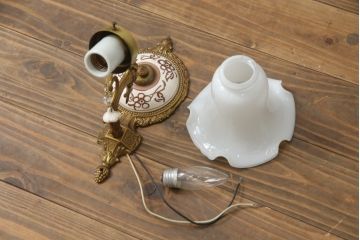 中古　美品!!　明和産業　アンティーク調　エレガントな空間を演出する陶器と真鍮製のウォールランプ(壁掛け照明、壁付け照明、ウォールライト)(R-071790)