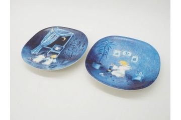 ARABIA FINLAND　天使シリーズ　可愛らしい天使が描かれた神秘的な雰囲気のウォールプレート2枚セット(壁掛け、Riittatuulikki Hirvonenデザイン、アラビア、フィンランド、北欧食器、ミニプレート)(R-071805)