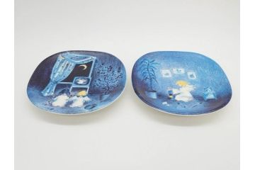 ARABIA FINLAND　天使シリーズ　可愛らしい天使が描かれた神秘的な雰囲気のウォールプレート2枚セット(壁掛け、Riittatuulikki Hirvonenデザイン、アラビア、フィンランド、北欧食器、ミニプレート)(R-071805)