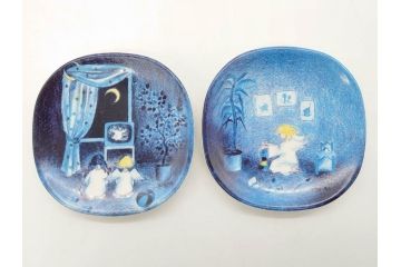 ARABIA FINLAND　天使シリーズ　可愛らしい天使が描かれた神秘的な雰囲気のウォールプレート2枚セット(壁掛け、Riittatuulikki Hirvonenデザイン、アラビア、フィンランド、北欧食器、ミニプレート)(R-071805)
