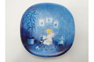 ARABIA FINLAND　天使シリーズ　可愛らしい天使が描かれた神秘的な雰囲気のウォールプレート2枚セット(壁掛け、Riittatuulikki Hirvonenデザイン、アラビア、フィンランド、北欧食器、ミニプレート)(R-071805)