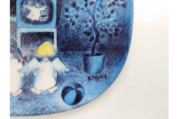 ARABIA FINLAND　天使シリーズ　可愛らしい天使が描かれた神秘的な雰囲気のウォールプレート2枚セット(壁掛け、Riittatuulikki Hirvonenデザイン、アラビア、フィンランド、北欧食器、ミニプレート)(R-071805)