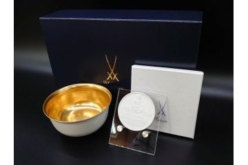 超稀少　ドイツ　マイセン　Meissen　金彩ゴールド×ホワイト　ボウル&磁器メダルセット(300Jahre europaisches porzellan、パゴダ?、人物、箱付き)(R-071812)