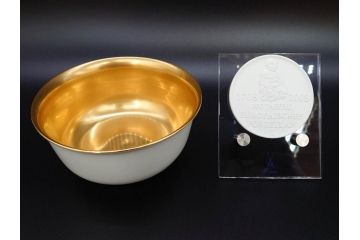 超稀少　ドイツ　マイセン　Meissen　金彩ゴールド×ホワイト　ボウル&磁器メダルセット(300Jahre europaisches porzellan、パゴダ?、人物、箱付き)(R-071812)