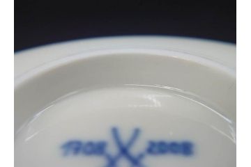 超稀少　ドイツ　マイセン　Meissen　金彩ゴールド×ホワイト　ボウル&磁器メダルセット(300Jahre europaisches porzellan、パゴダ?、人物、箱付き)(R-071812)