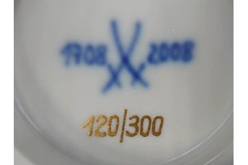 超稀少　ドイツ　マイセン　Meissen　金彩ゴールド×ホワイト　ボウル&磁器メダルセット(300Jahre europaisches porzellan、パゴダ?、人物、箱付き)(R-071812)