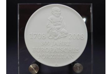 超稀少　ドイツ　マイセン　Meissen　金彩ゴールド×ホワイト　ボウル&磁器メダルセット(300Jahre europaisches porzellan、パゴダ?、人物、箱付き)(R-071812)