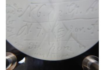 超稀少　ドイツ　マイセン　Meissen　金彩ゴールド×ホワイト　ボウル&磁器メダルセット(300Jahre europaisches porzellan、パゴダ?、人物、箱付き)(R-071812)