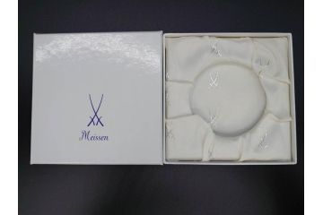 超稀少　ドイツ　マイセン　Meissen　金彩ゴールド×ホワイト　ボウル&磁器メダルセット(300Jahre europaisches porzellan、パゴダ?、人物、箱付き)(R-071812)