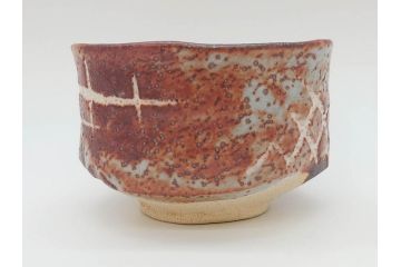 青龍洞　志野　約13cm　4.1寸　深みのある色合いが上品な和の雰囲気を高める茶碗(茶道具、花押、志埜、立花大亀、茶器、抹茶碗、和食器、共箱付き、四寸一分)(R-071813)