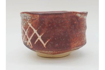 青龍洞　志野　約13cm　4.1寸　深みのある色合いが上品な和の雰囲気を高める茶碗(茶道具、花押、志埜、立花大亀、茶器、抹茶碗、和食器、共箱付き、四寸一分)(R-071813)