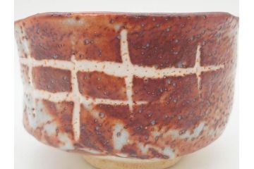 青龍洞　志野　約13cm　4.1寸　深みのある色合いが上品な和の雰囲気を高める茶碗(茶道具、花押、志埜、立花大亀、茶器、抹茶碗、和食器、共箱付き、四寸一分)(R-071813)