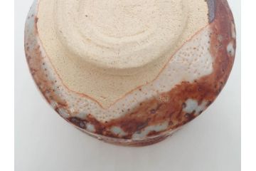 青龍洞　志野　約13cm　4.1寸　深みのある色合いが上品な和の雰囲気を高める茶碗(茶道具、花押、志埜、立花大亀、茶器、抹茶碗、和食器、共箱付き、四寸一分)(R-071813)