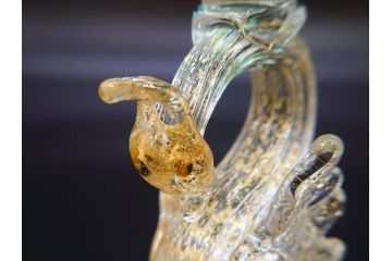 イタリア　ムラノガラス　ベネチアンガラス　金彩　白鳥　煌びやかなデザインが華やかな印象を与えるワイングラス(ヴェネチアングラス、MURANO、ムラーノガラス、作家物)(R-071815)