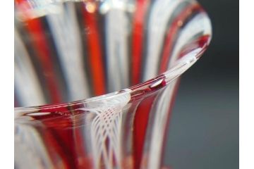 イタリア　ムラノガラス　ベネチアンガラス　金彩　白鳥　繊細なデザインが上品な雰囲気を高めるワイングラス(ヴェネチアングラス、MURANO、ムラーノガラス、作家物)(R-071816)