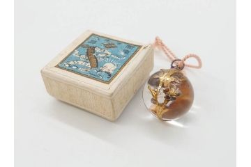 戦前　昭和初期　山梨　商会　緻密に作り込まれた装飾が美しい水晶(提げ物、根付、金工、梅、うめ、箱付き)(R-071821)