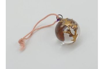 戦前　昭和初期　山梨　商会　緻密に作り込まれた装飾が美しい水晶(提げ物、根付、金工、梅、うめ、箱付き)(R-071821)