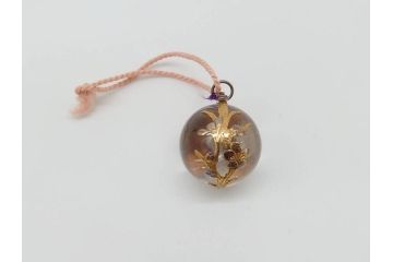 戦前　昭和初期　山梨　商会　緻密に作り込まれた装飾が美しい水晶(提げ物、根付、金工、梅、うめ、箱付き)(R-071821)