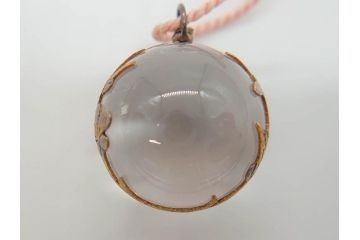 戦前　昭和初期　山梨　商会　緻密に作り込まれた装飾が美しい水晶(提げ物、根付、金工、梅、うめ、箱付き)(R-071821)