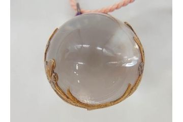 戦前　昭和初期　山梨　商会　緻密に作り込まれた装飾が美しい水晶(提げ物、根付、金工、梅、うめ、箱付き)(R-071821)