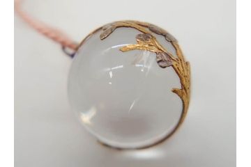戦前　昭和初期　山梨　商会　緻密に作り込まれた装飾が美しい水晶(提げ物、根付、金工、梅、うめ、箱付き)(R-071821)