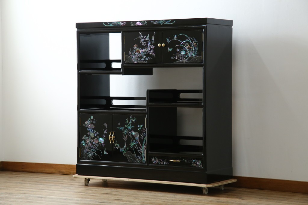 中古　美品!!　高級民芸家具　華やかな螺鈿(らでん)細工が目を引く飾り棚　(R-071825)