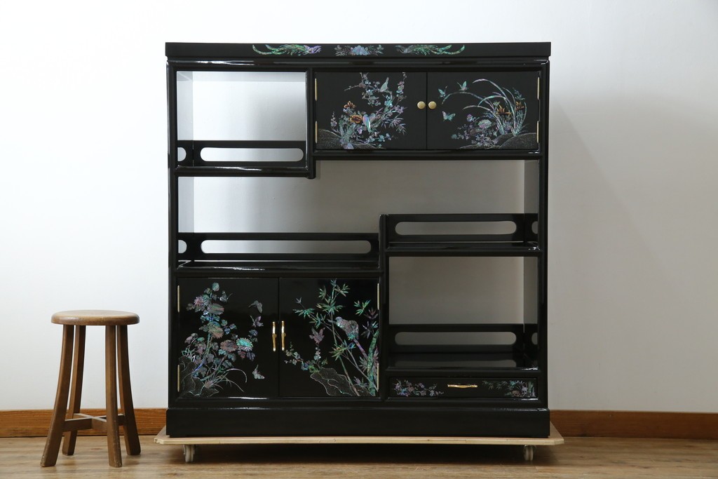 中古　美品!!　高級民芸家具　華やかな螺鈿(らでん)細工が目を引く飾り棚　(R-071825)