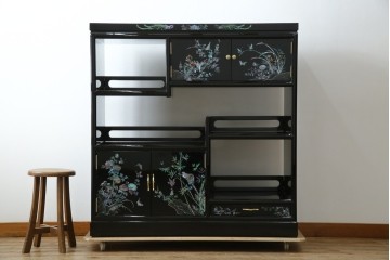 中古　美品!!　高級民芸家具　華やかな螺鈿(らでん)細工が目を引く飾り棚　(R-071825)