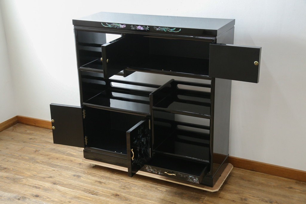 中古　美品!!　高級民芸家具　華やかな螺鈿(らでん)細工が目を引く飾り棚　(R-071825)