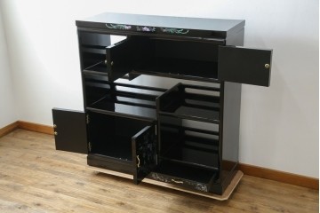 中古　美品!!　高級民芸家具　華やかな螺鈿(らでん)細工が目を引く飾り棚　(R-071825)