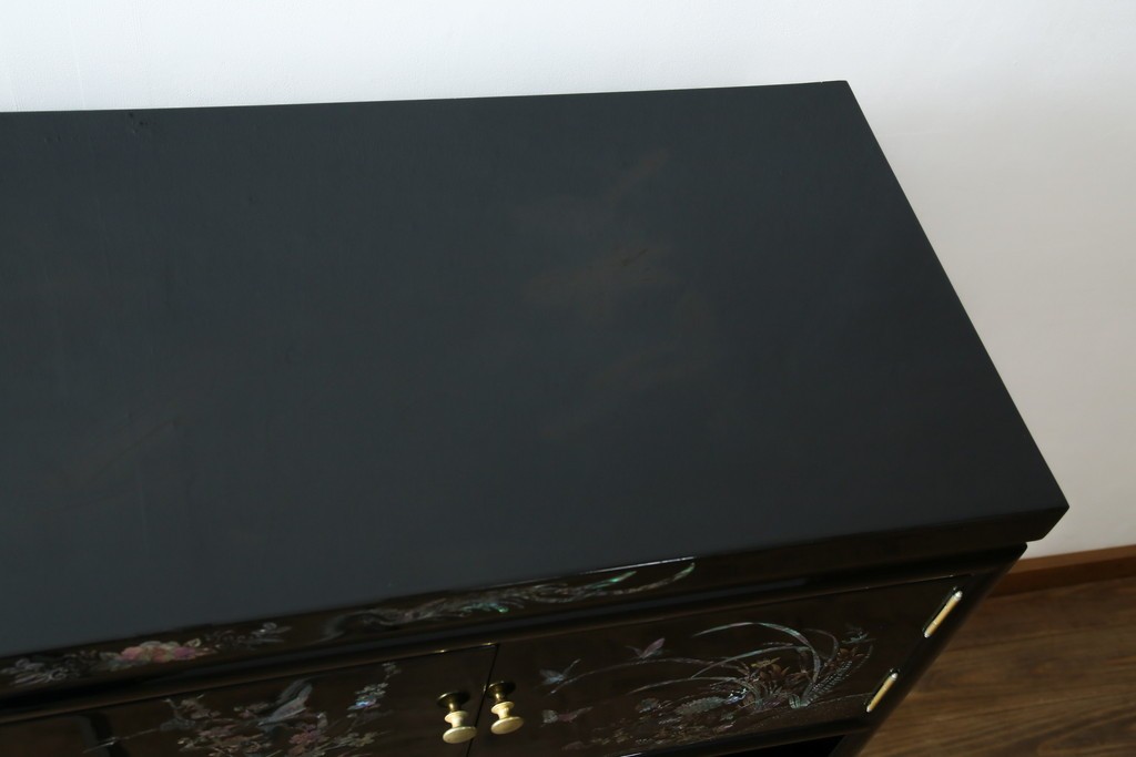 中古　美品!!　高級民芸家具　華やかな螺鈿(らでん)細工が目を引く飾り棚　(R-071825)