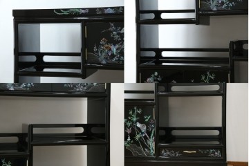 中古　美品!!　高級民芸家具　華やかな螺鈿(らでん)細工が目を引く飾り棚　(R-071825)
