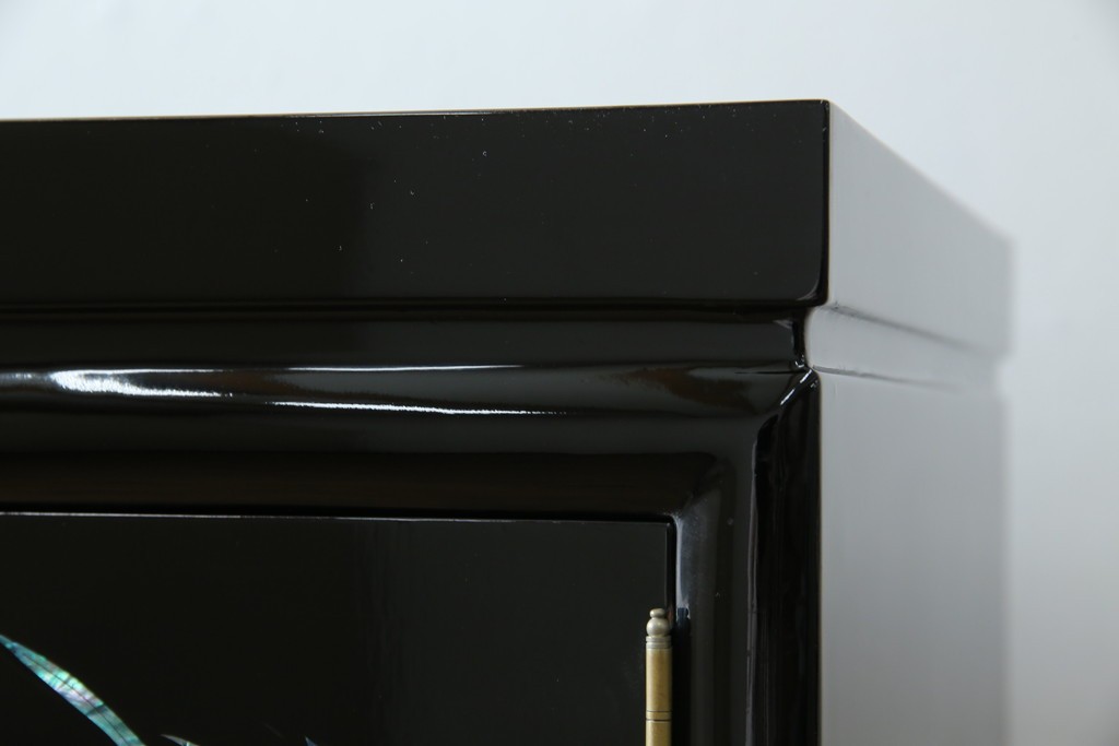 中古　美品!!　高級民芸家具　華やかな螺鈿(らでん)細工が目を引く飾り棚　(R-071825)