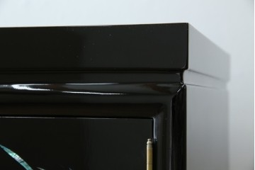 中古　美品!!　高級民芸家具　華やかな螺鈿(らでん)細工が目を引く飾り棚　(R-071825)