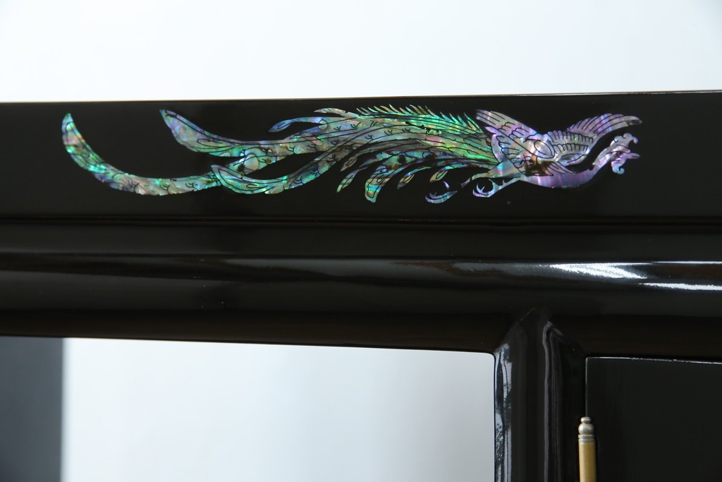 中古　美品!!　高級民芸家具　華やかな螺鈿(らでん)細工が目を引く飾り棚　(R-071825)