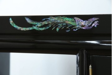 中古　美品!!　高級民芸家具　華やかな螺鈿(らでん)細工が目を引く飾り棚　(R-071825)