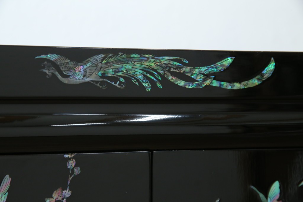 中古　美品!!　高級民芸家具　華やかな螺鈿(らでん)細工が目を引く飾り棚　(R-071825)