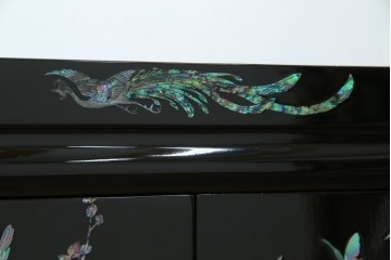 中古　美品!!　高級民芸家具　華やかな螺鈿(らでん)細工が目を引く飾り棚　(R-071825)