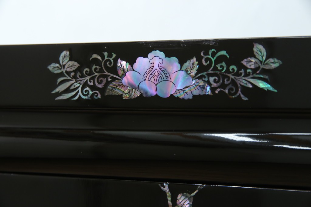 中古　美品!!　高級民芸家具　華やかな螺鈿(らでん)細工が目を引く飾り棚　(R-071825)