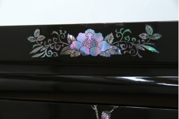 中古　美品!!　高級民芸家具　華やかな螺鈿(らでん)細工が目を引く飾り棚　(R-071825)