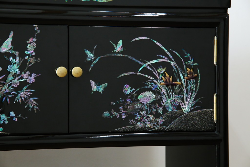 中古　美品!!　高級民芸家具　華やかな螺鈿(らでん)細工が目を引く飾り棚　(R-071825)