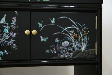 中古　美品!!　高級民芸家具　華やかな螺鈿(らでん)細工が目を引く飾り棚　(R-071825)