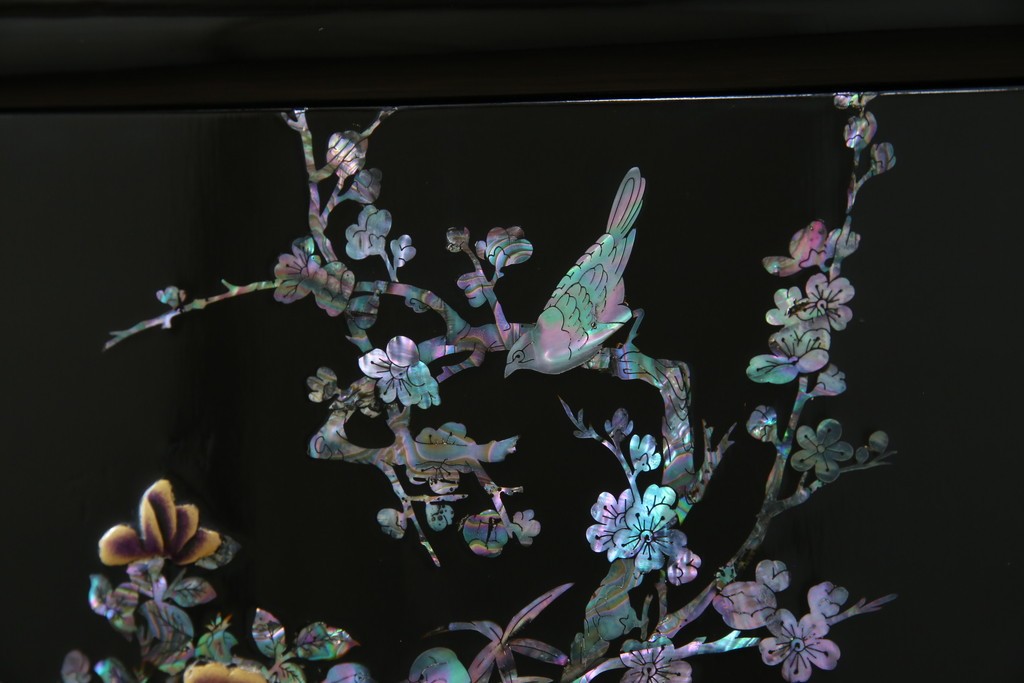 中古　美品!!　高級民芸家具　華やかな螺鈿(らでん)細工が目を引く飾り棚　(R-071825)