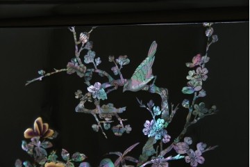 中古　美品!!　高級民芸家具　華やかな螺鈿(らでん)細工が目を引く飾り棚　(R-071825)