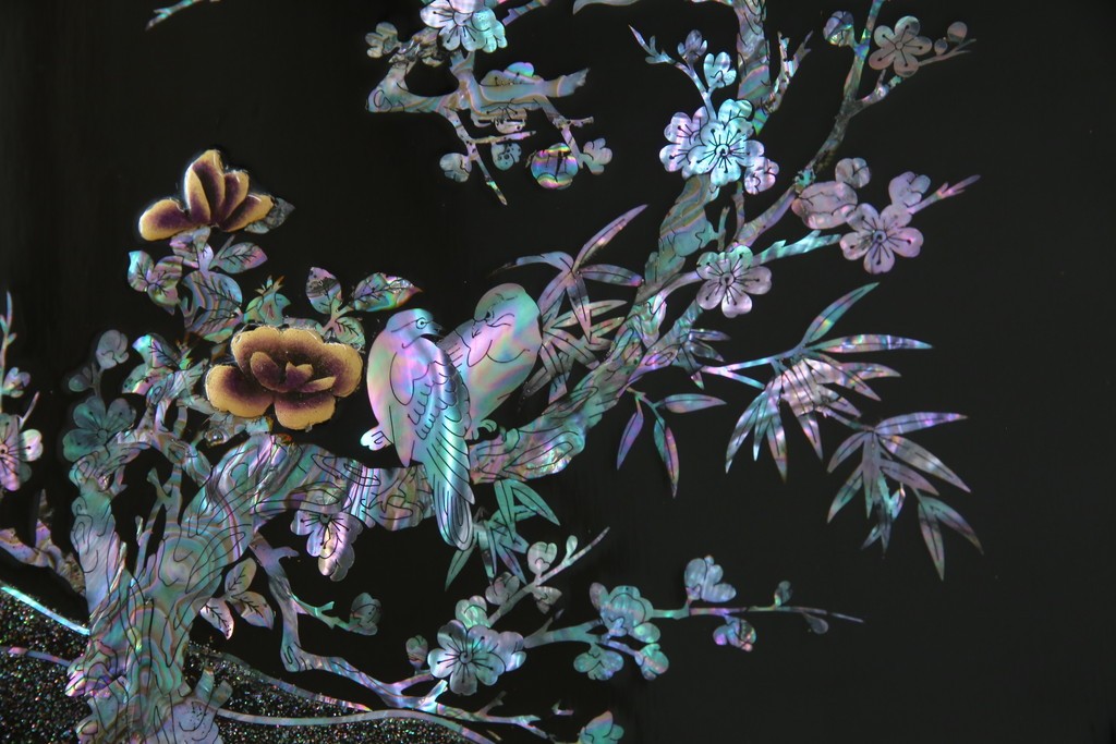 中古　美品!!　高級民芸家具　華やかな螺鈿(らでん)細工が目を引く飾り棚　(R-071825)