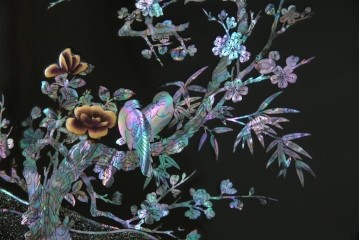 中古　美品!!　高級民芸家具　華やかな螺鈿(らでん)細工が目を引く飾り棚　(R-071825)