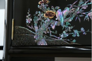 中古　美品!!　高級民芸家具　華やかな螺鈿(らでん)細工が目を引く飾り棚　(R-071825)